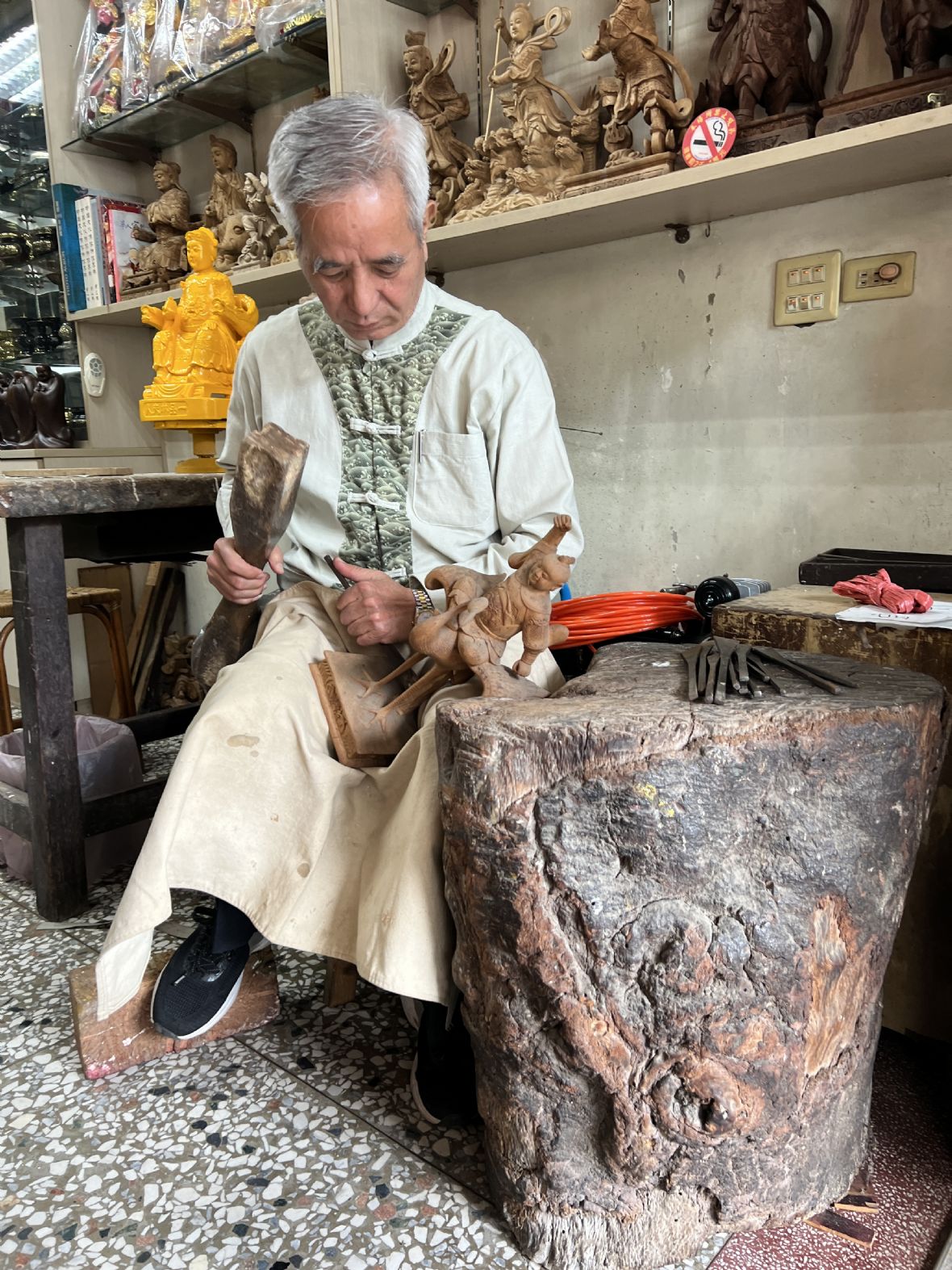 5.黃文江雕佛。