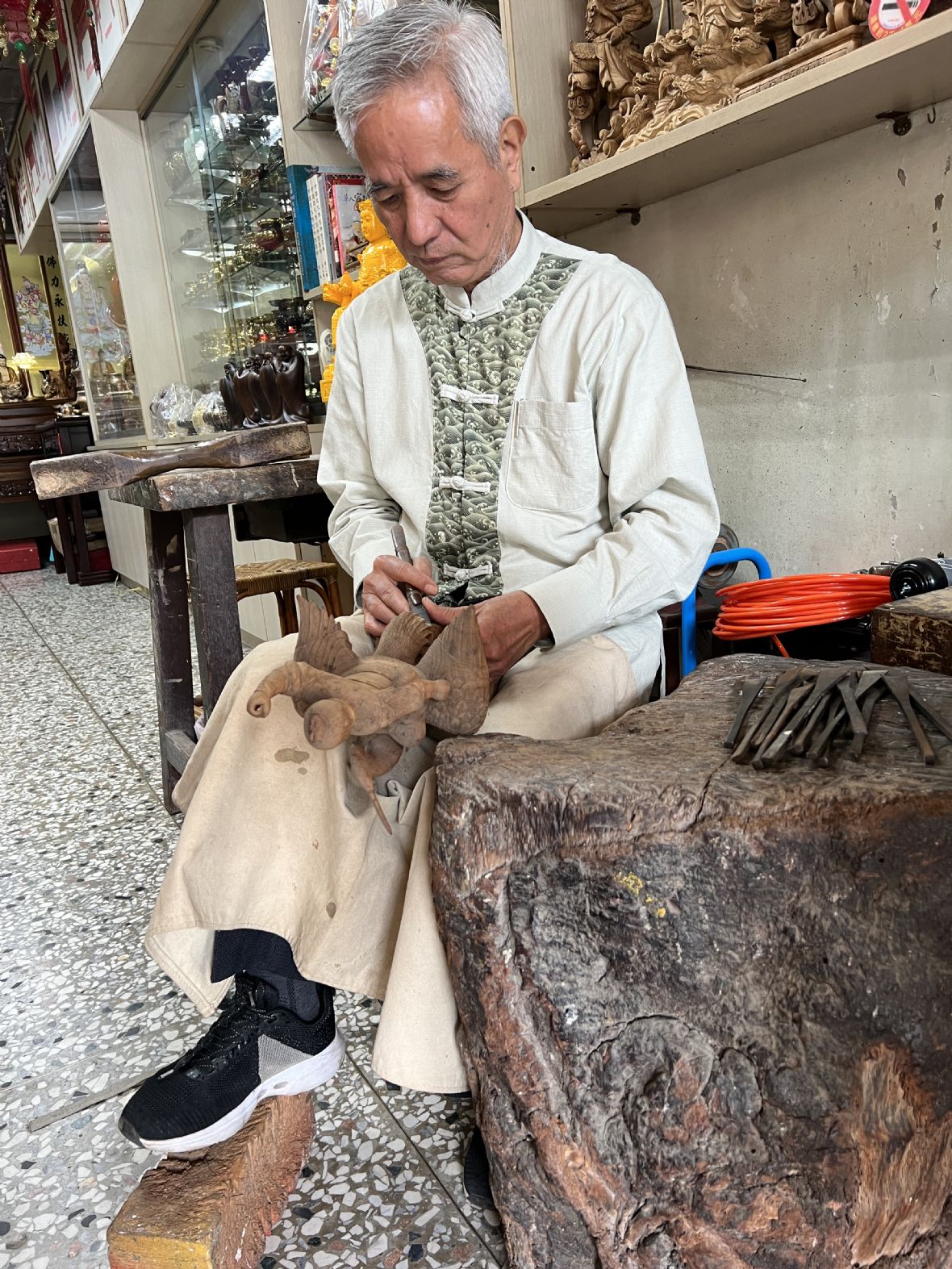 6.黃文江雕佛。