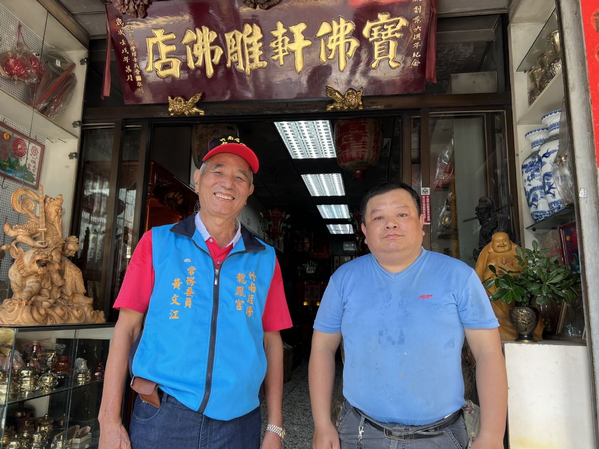 8.黃文江、黃耀德師徒合影。