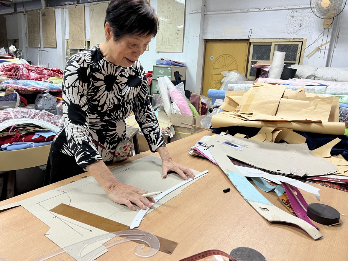 10.曾林美惠打版製衣。