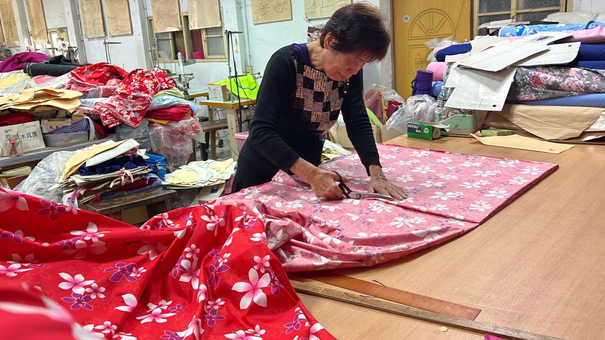 11.曾林美惠裁布。