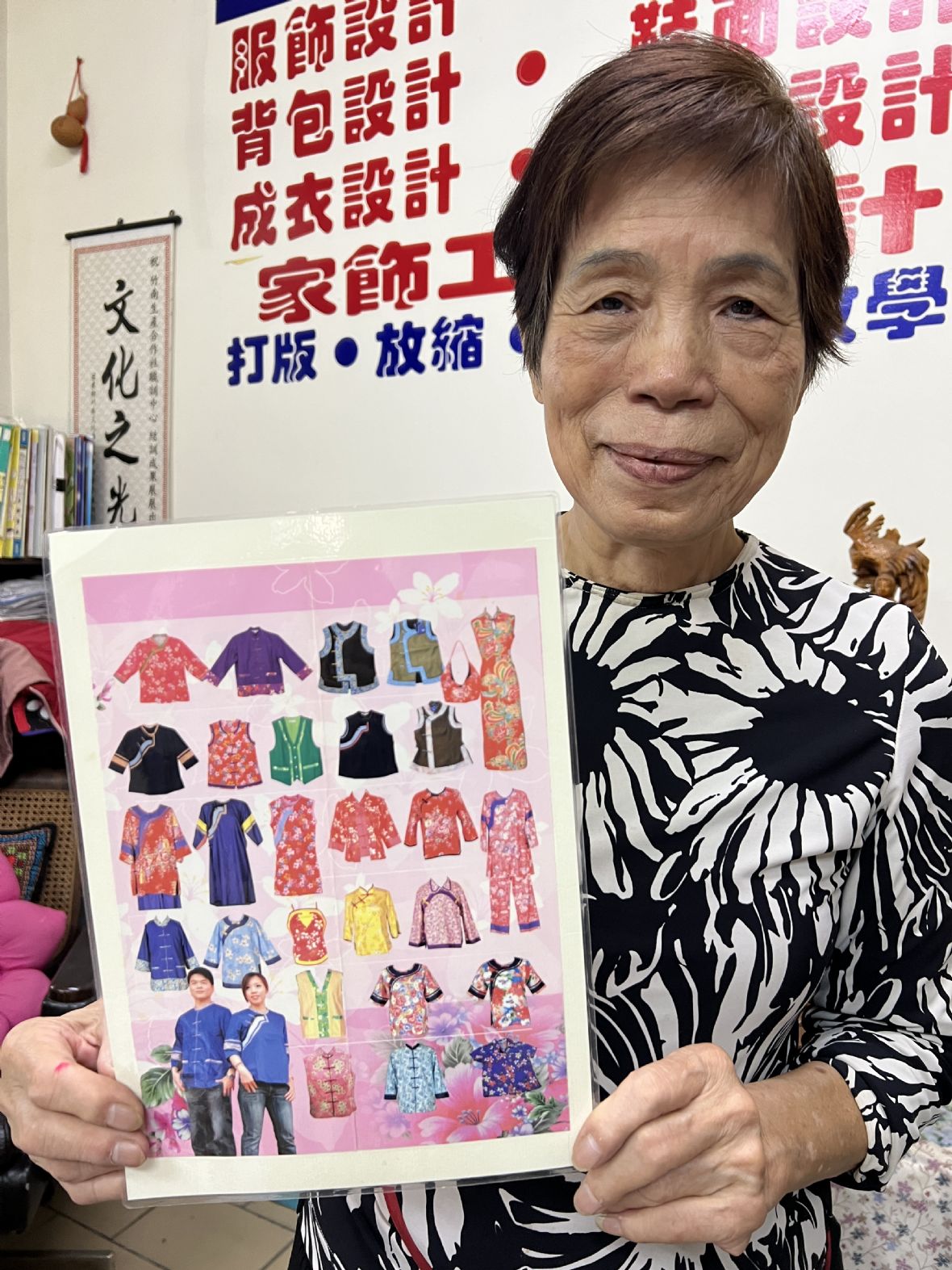 12.曾林美惠承接客家服飾訂單。