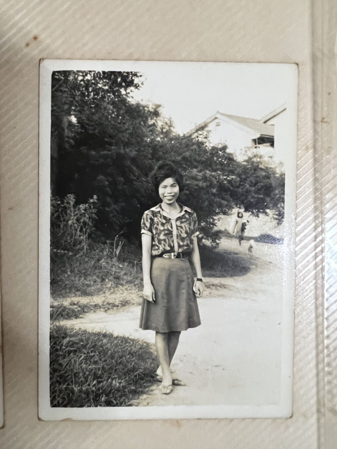 5.曾林美惠穿自製上衣拍照。