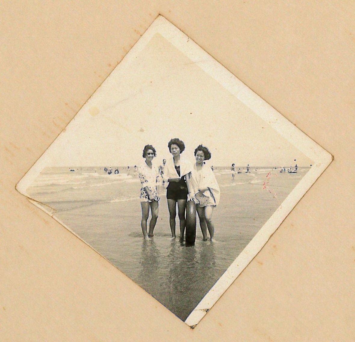 7.民國51年代曾林美惠與同事在大安海水浴場合影。