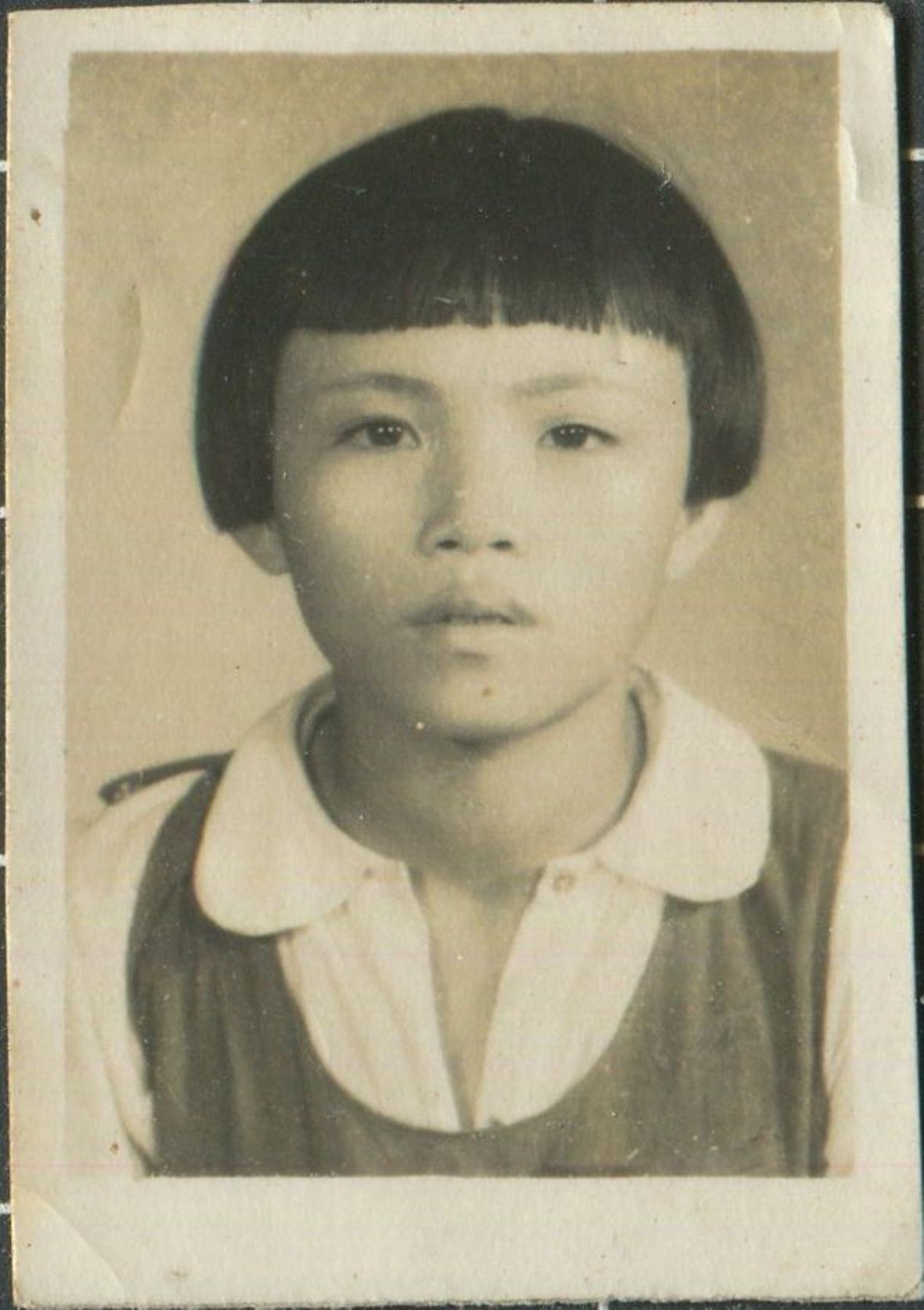 8.陳秀春小學畢業大頭照。