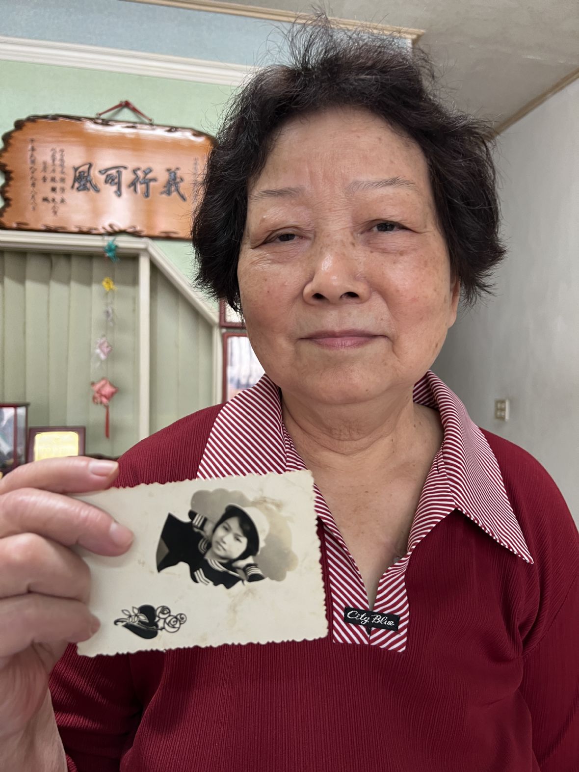 13. 劉淑貞與少女寫真照合影。