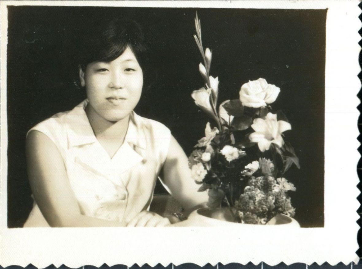 15. 民國58年相館拍的獨照-民國58年，邱瑞英在桃園照相館拍的半身獨照。