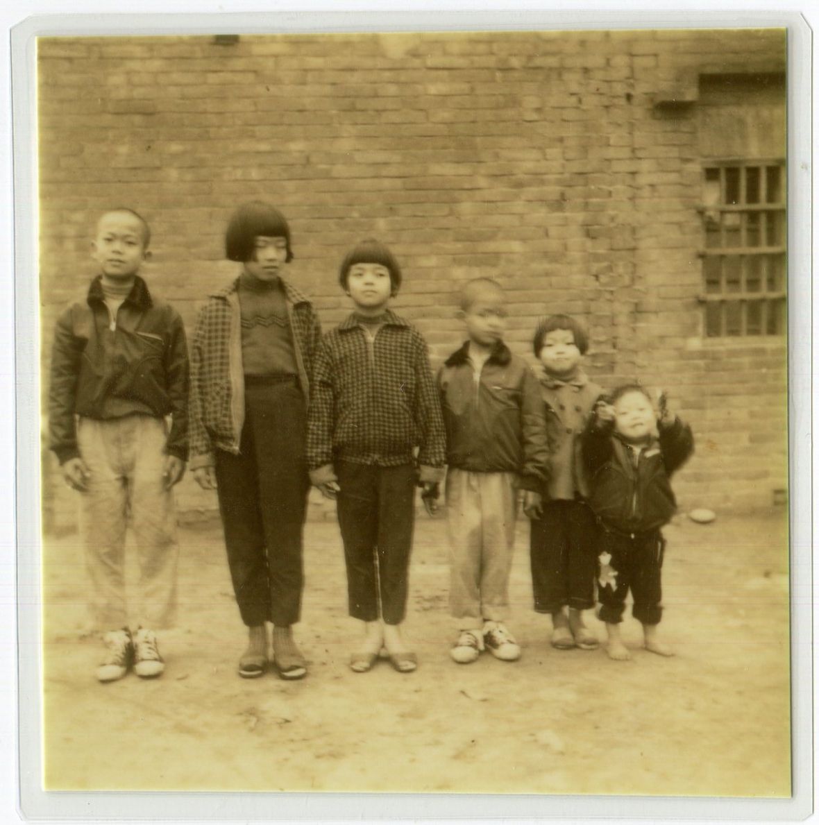 18.民國50年林月鳳六兄弟姊妹於望更寮舊家前合影。