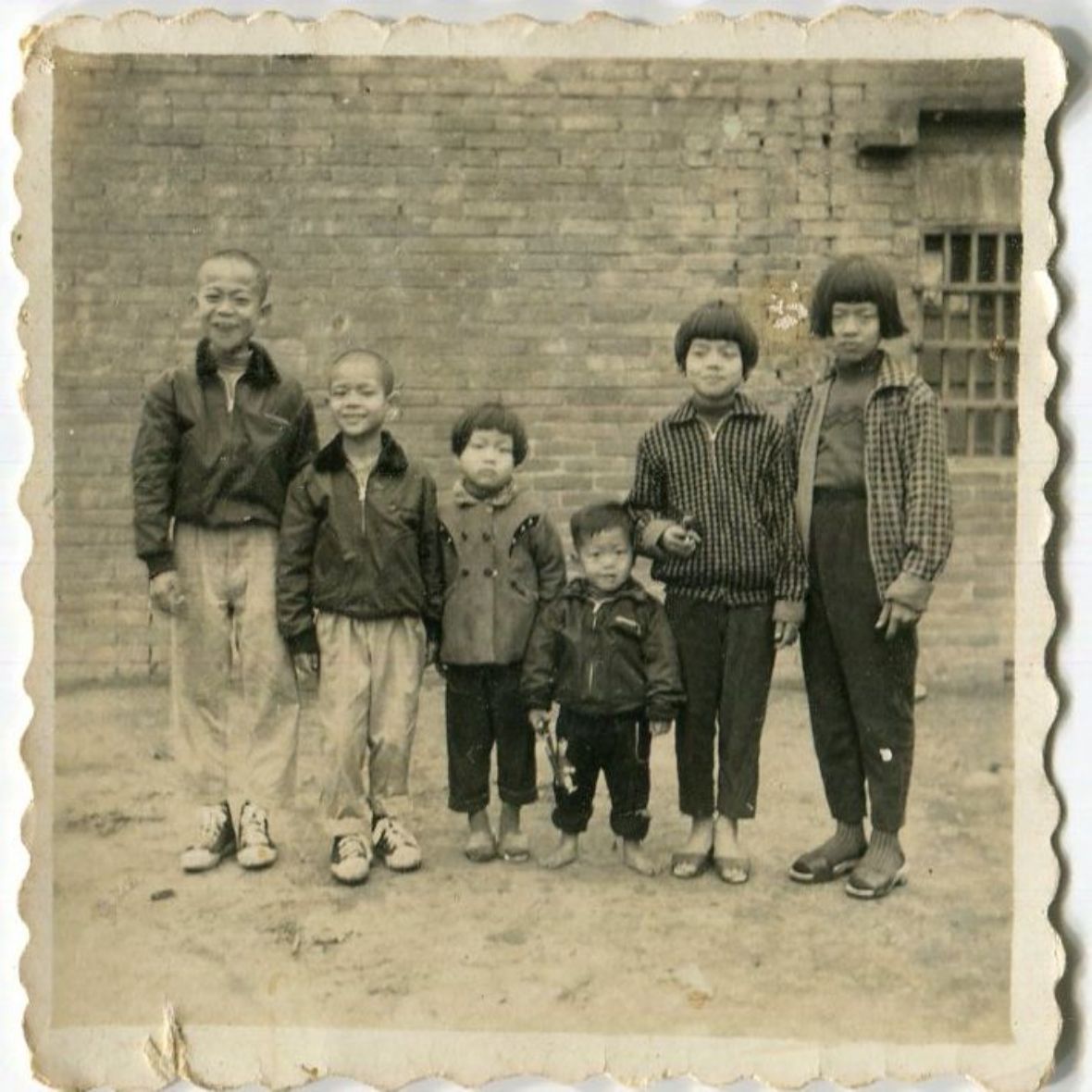 19. 民國50年林月鳳六兄弟姊妹於望更寮舊家前合影。