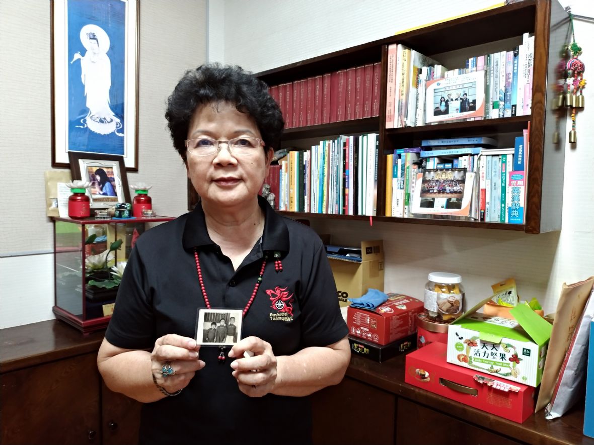 20.林月鳳保存童年兄妹合照。