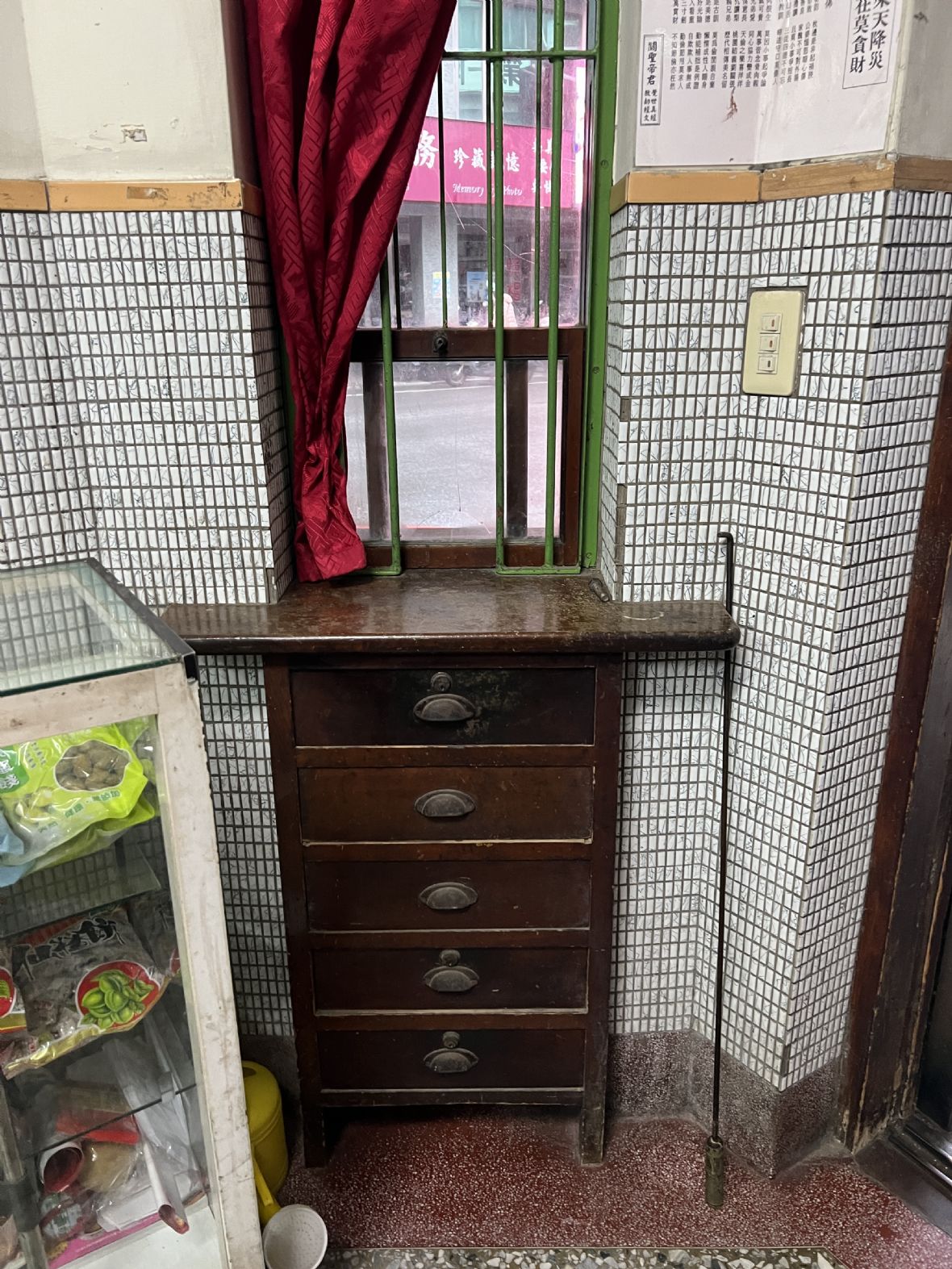 4. 保生堂夜間取藥窗口內部。