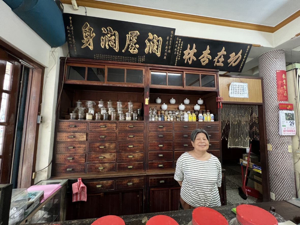 5.藥房藥櫥與招牌。