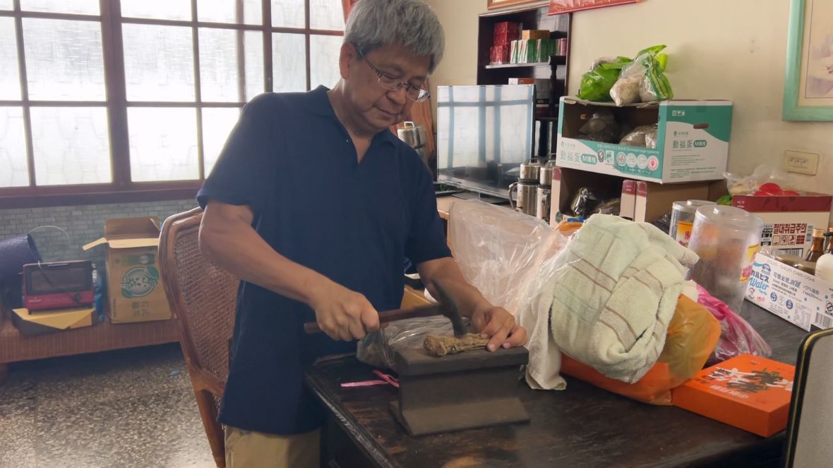 10.鎚敲當歸的鐵軌砧台。