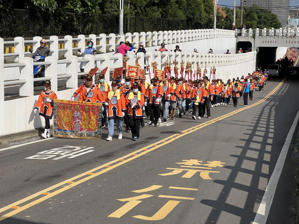 2.媽祖遶境隊伍行經地下道。