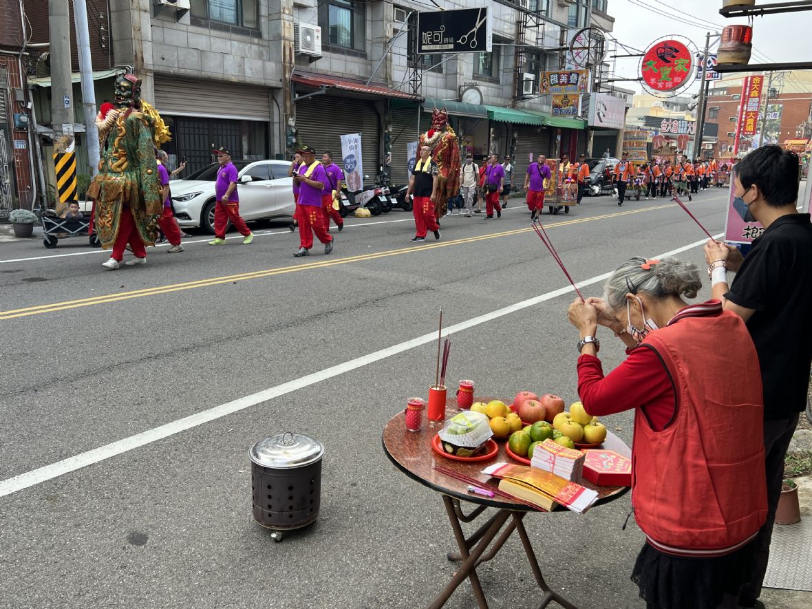 3.信眾迎媽祖。