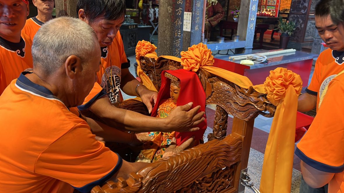 7.轎班將三媽神尊固定輦轎上。