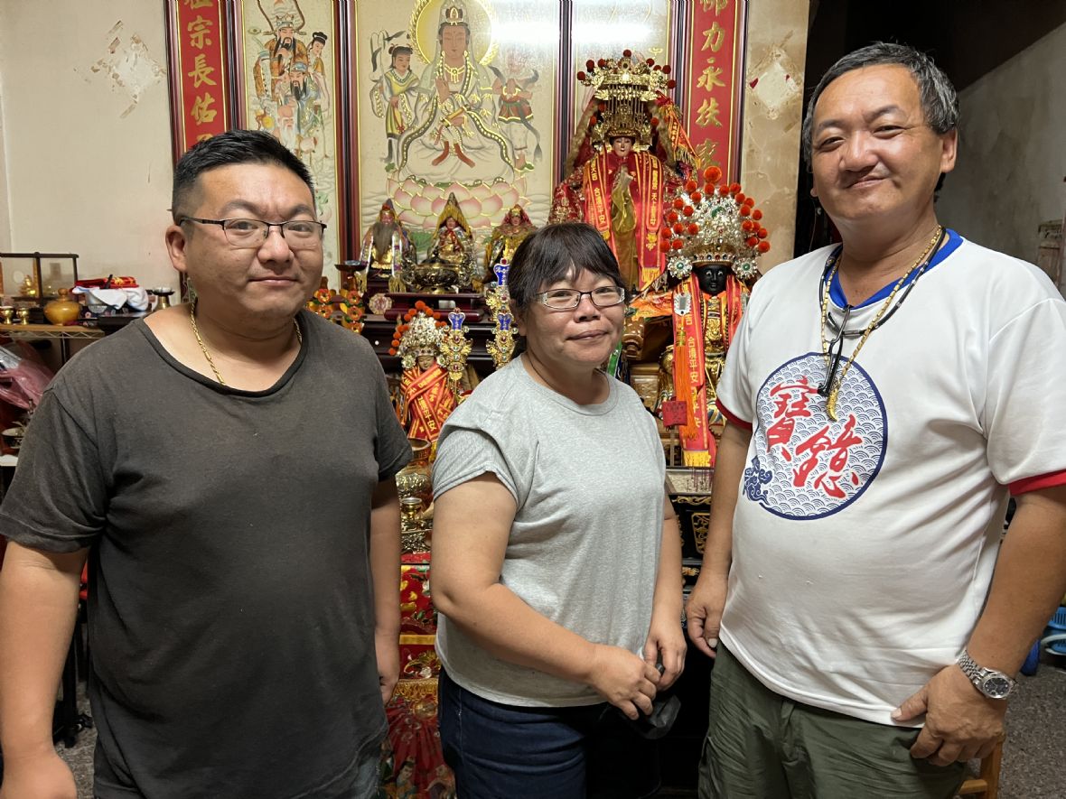 13.拾回三媽落掌的邱炳琦（右一），以及長期撿拾三媽落腳的林淑芳（右二）。
