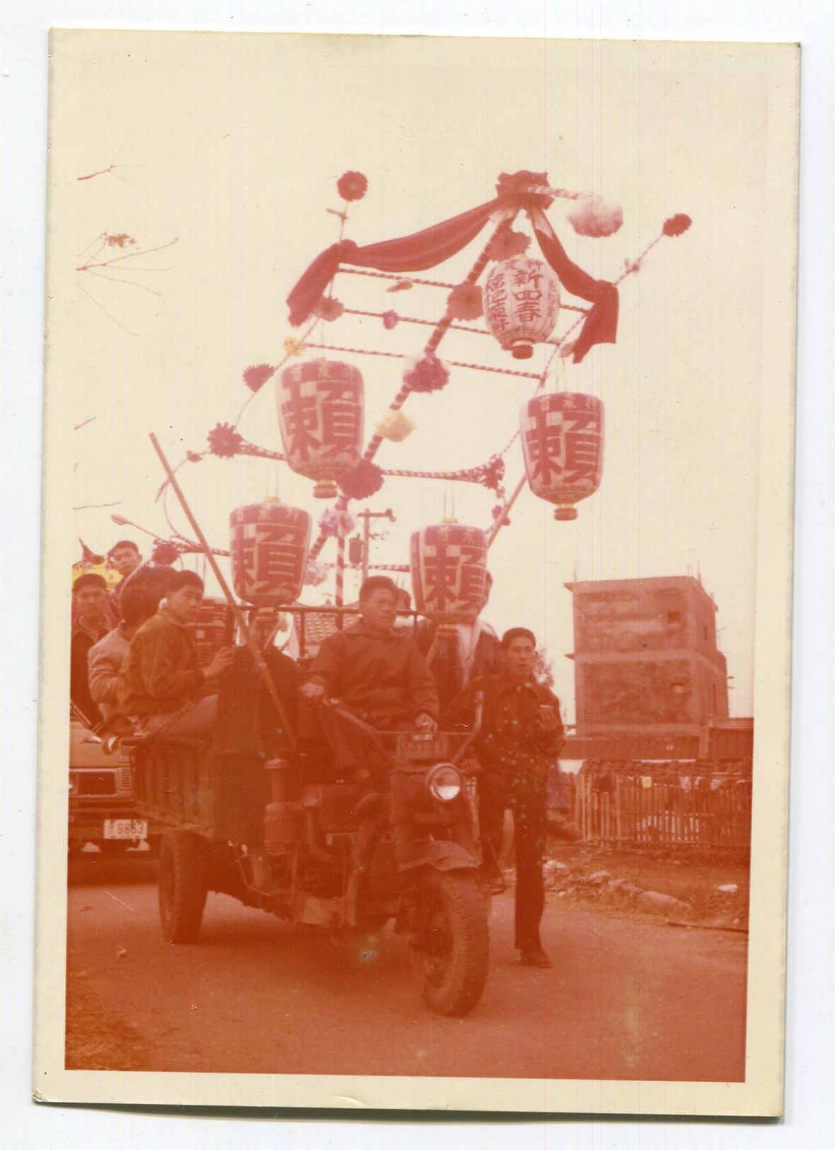 4. 民國65年新回春福記藥房承領神農首，請鐵牛車載水燈排遶境相片。