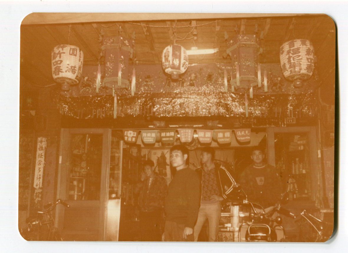 5. 民國65年賴雲彬與同學在店門口合影。