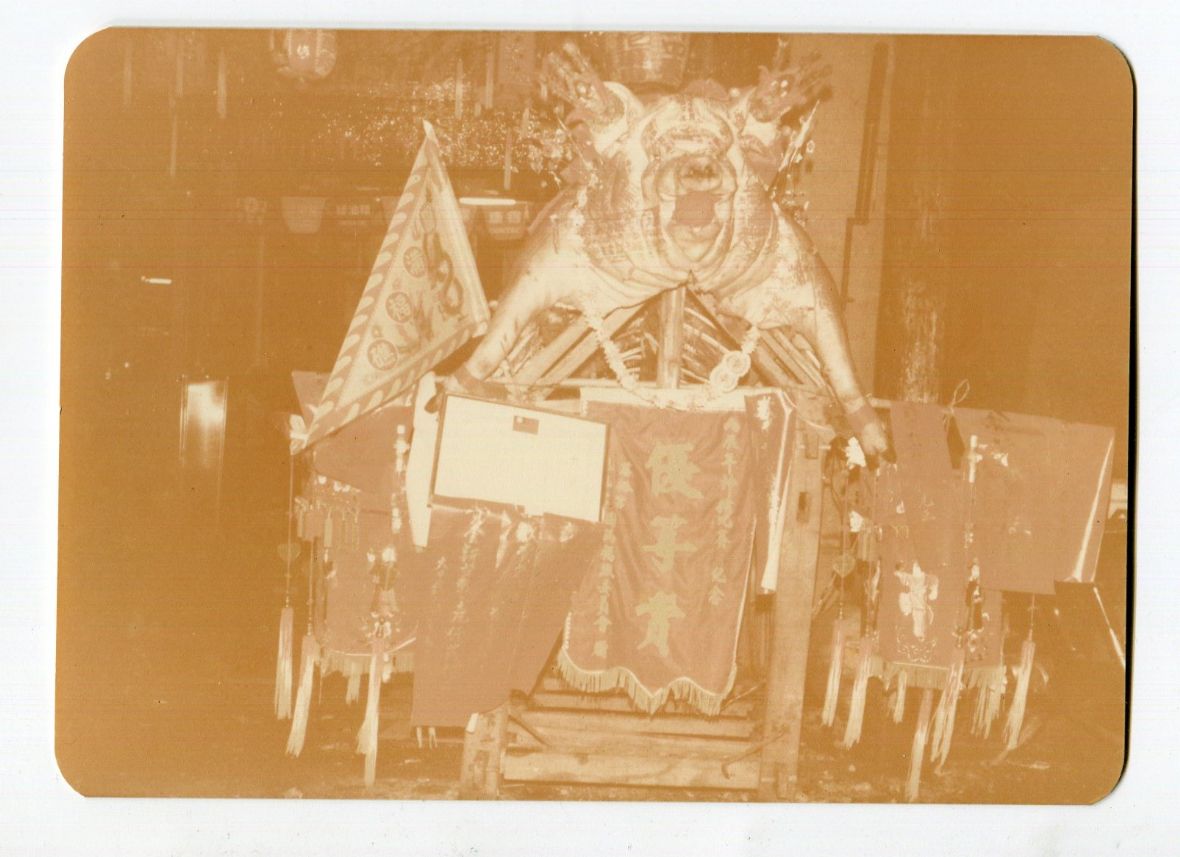 6. 民國65年新回春福記藥房門口撿桌普渡照片。