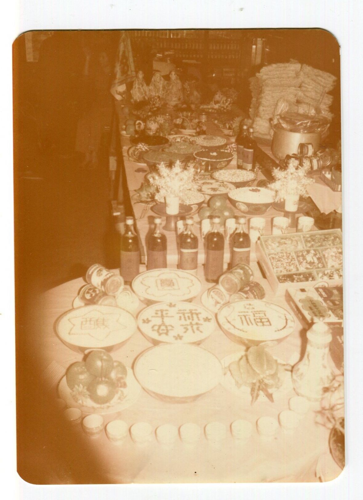 7. 福回春福記藥房門口敬獻神豬相片。