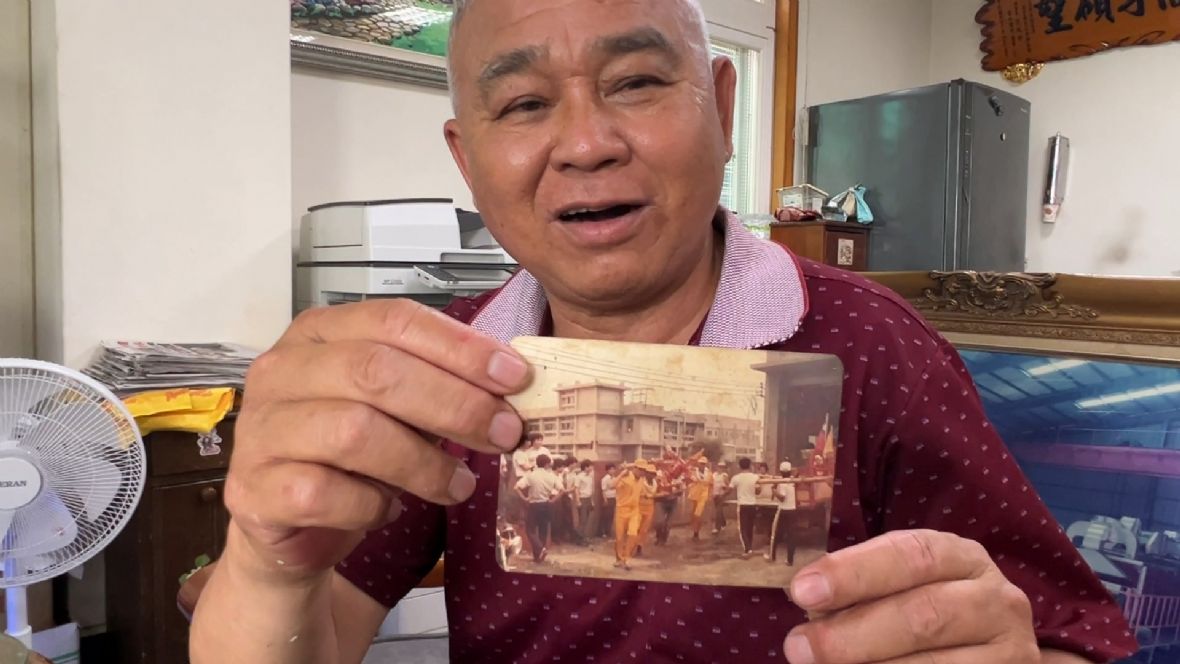 9.陳天送保存早年扛三媽輦轎的相片。