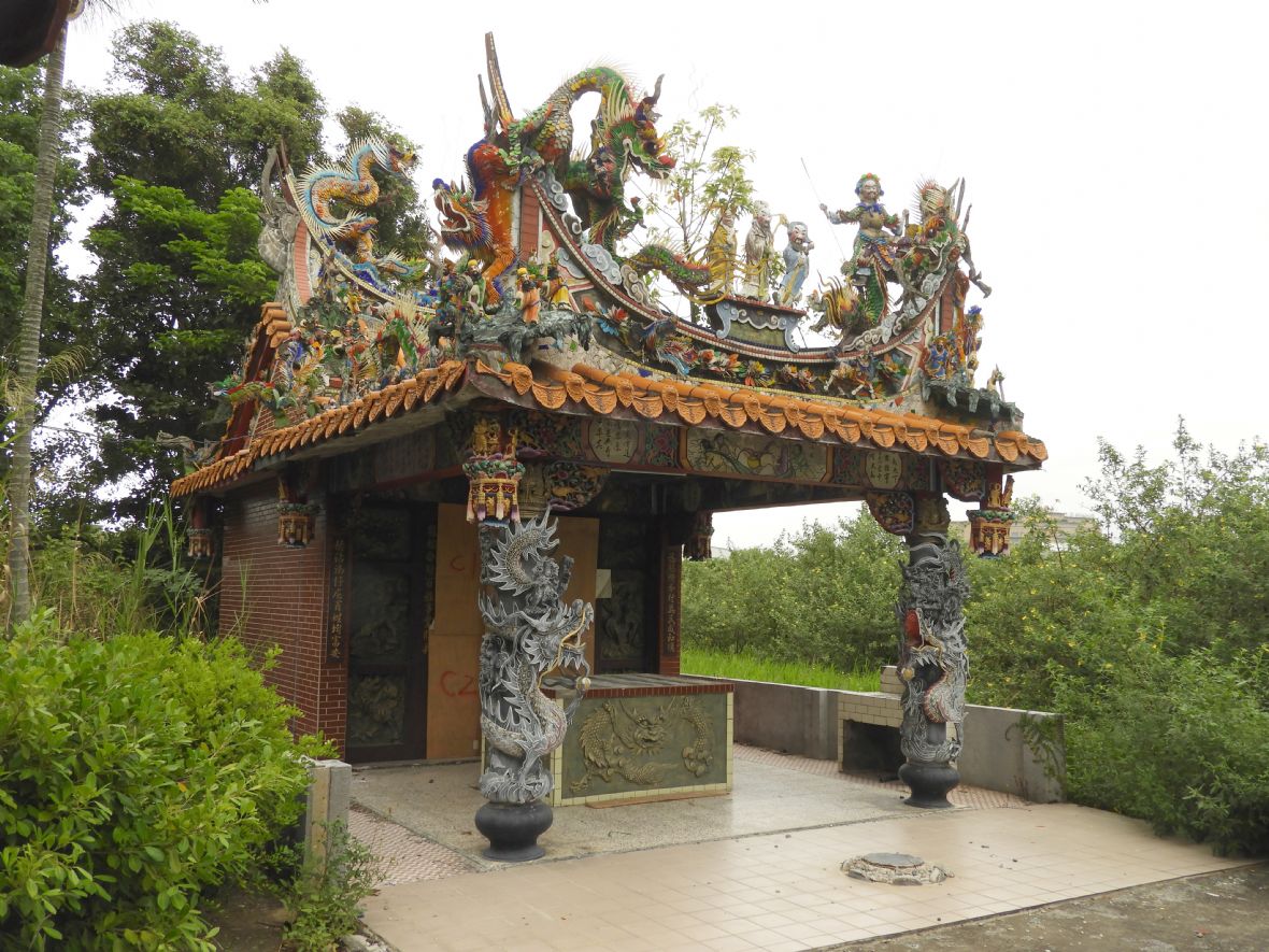 湳仔福德祠為單殿帶拜亭式廟宇（林鑫咸攝，2023）