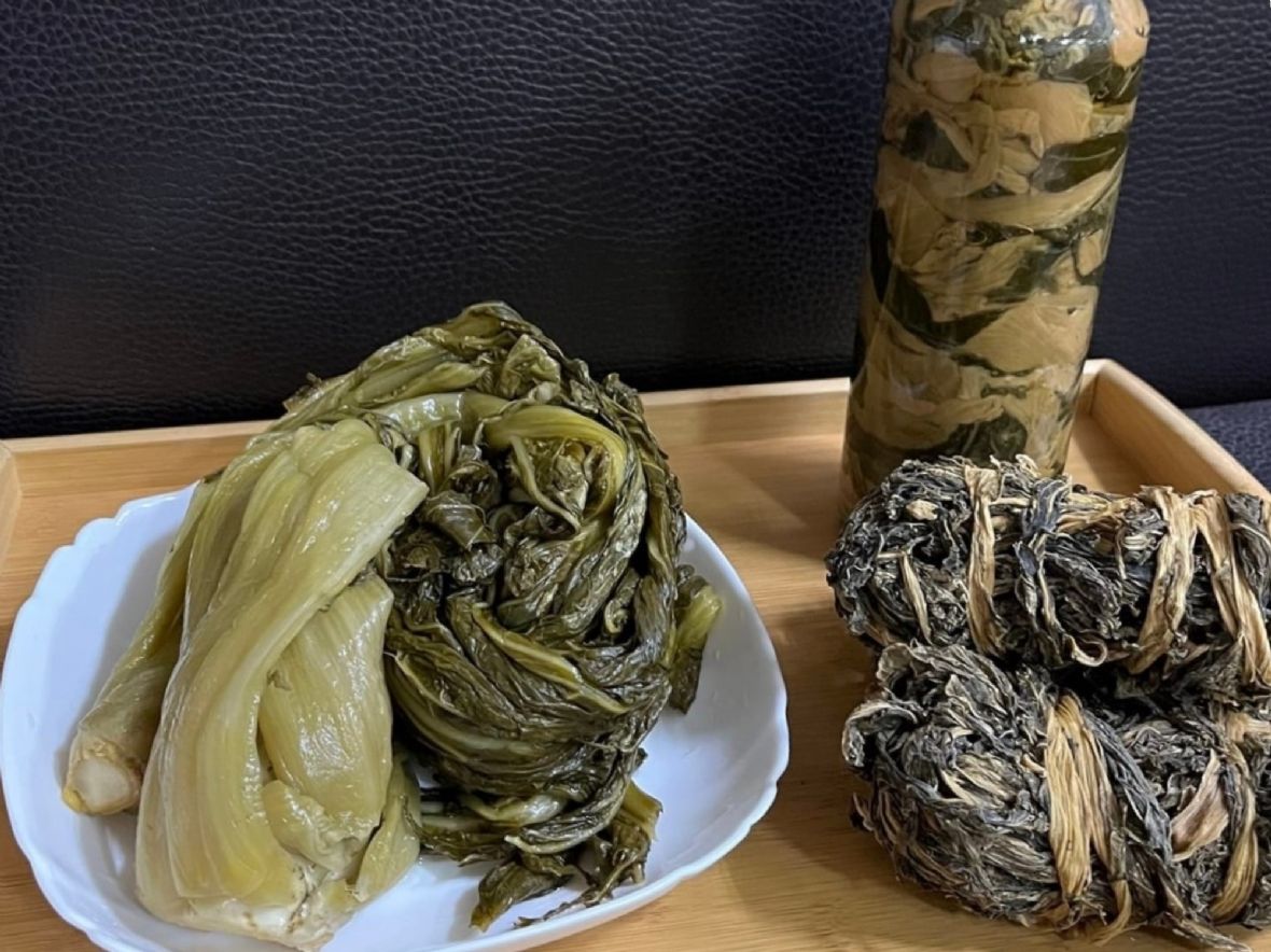 鹹菜（左）、梅乾菜（右）、覆菜（後方）（黃麗雲提供，2024）