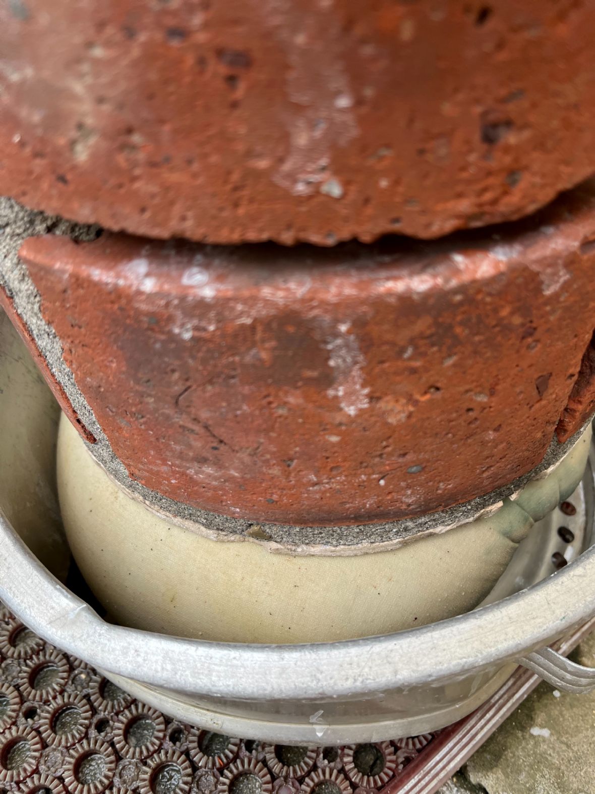 早期使用大石頭加壓脫（黃麗雲提供，2024）