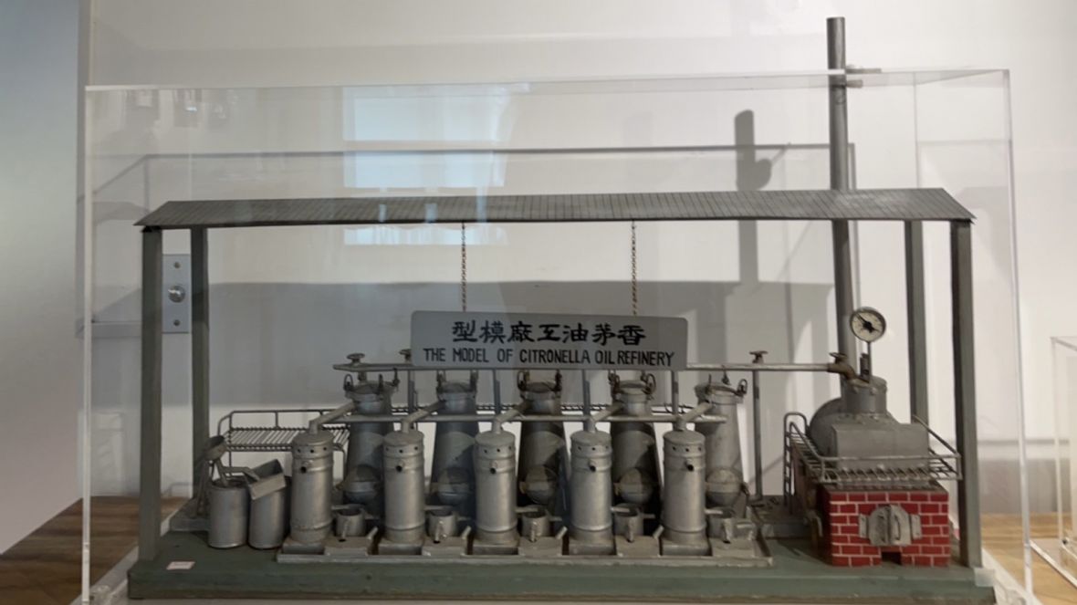 圖5香茅油之家擺設的香茅油工廠模型。（林錫霞攝，2023）