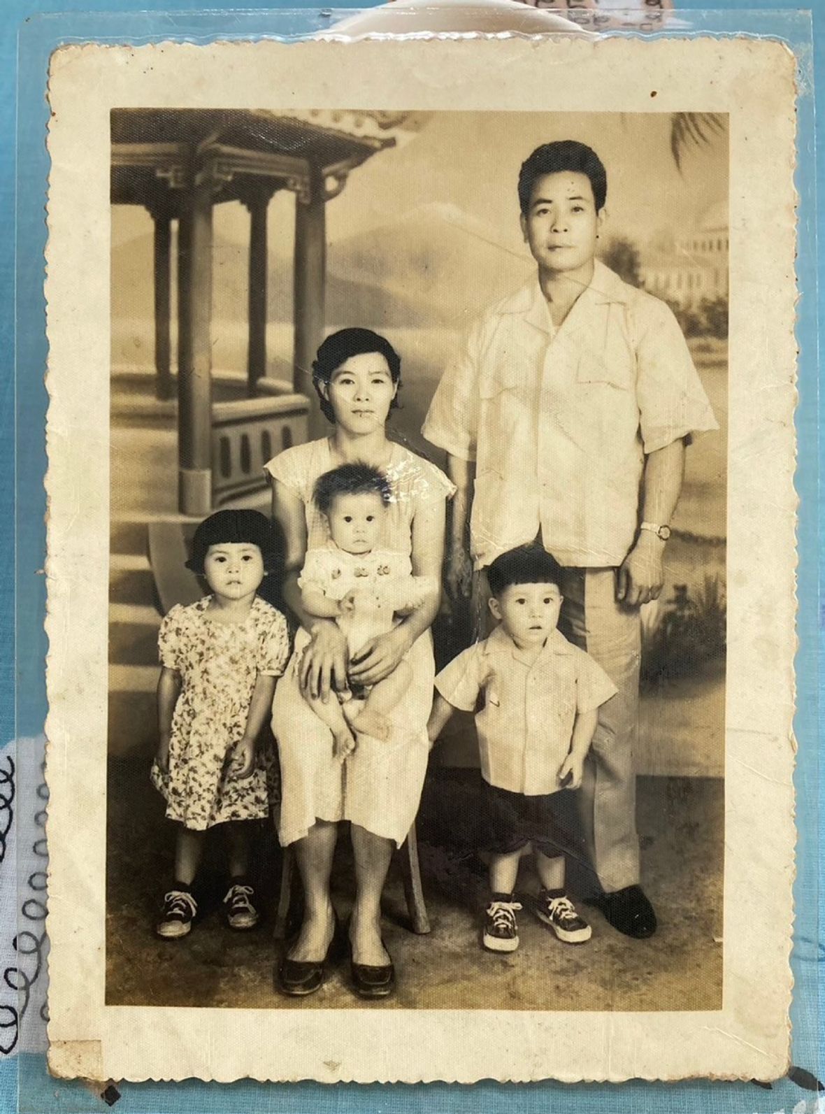 圖4民國48年羅坤春與妻小合影照。（羅兆安提供，2023）