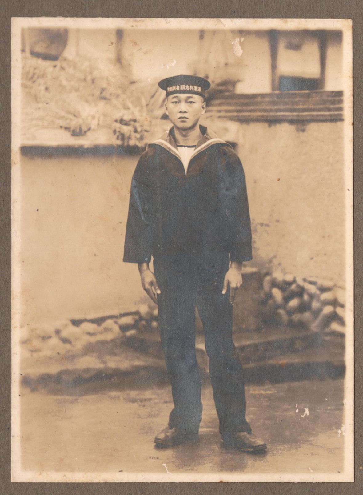 圖1日昭和18年羅阿貴著日本海軍軍服照。（羅秋琳提供，2023）