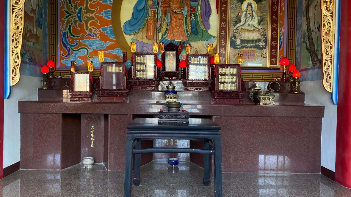 圖2內麻楊氏公廳內供奉的姑婆牌位在公廳神龕的右側。（林錫霞攝，2024）