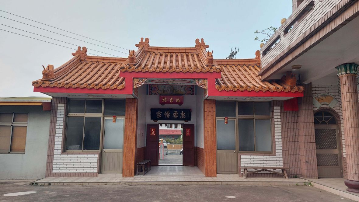 圖6內麻楊氏致華公派下公廳咸吉樓的大門。（楊明璋提供，2024）