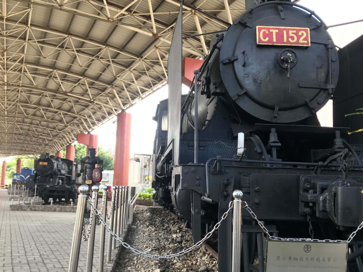 圖6/苗栗鐵道文物館內陳列的CT152型機車頭。（林錫霞攝，2021）
