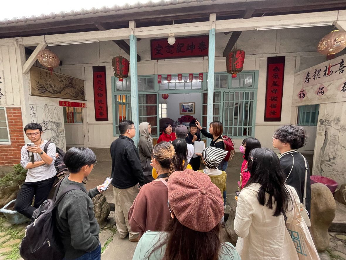 圖1北藝大學生參訪劉家老屋。（劉勝鈺，2023）