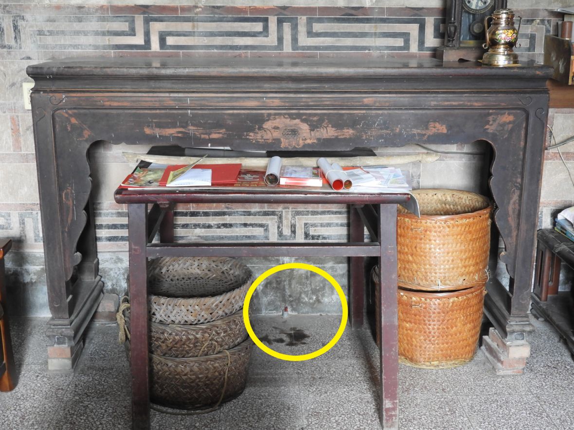 許屋夥房公廳神桌下的土地龍神（林鑫咸攝，2024）