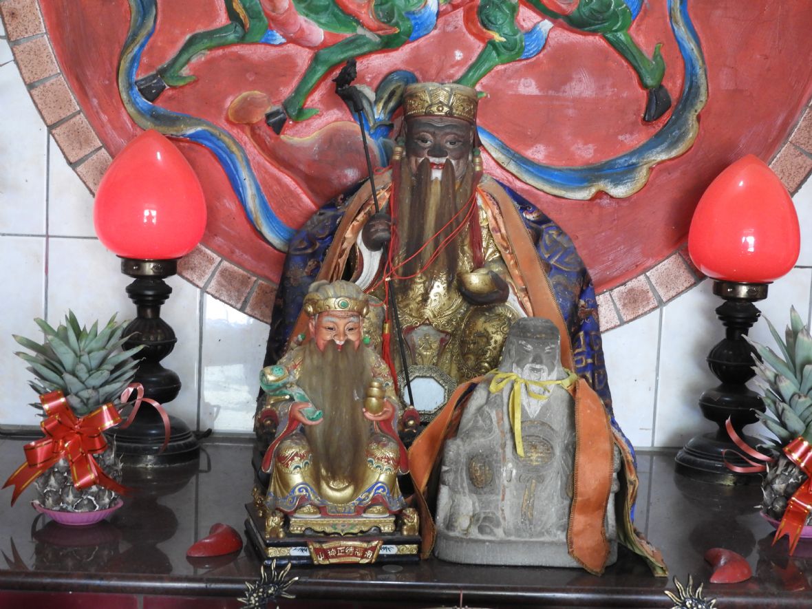 許厝福德宮內合祀門口伯公（左）與茭白筍坡伯公（右） （林鑫咸攝，2024）