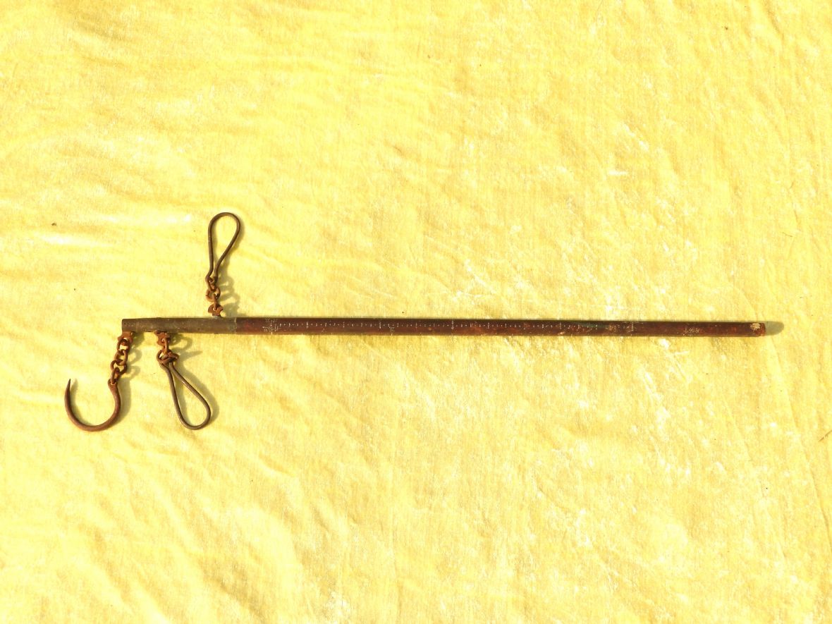 許家早期販賣家禽使用的秤（許玉美提供，林鑫咸攝，2024）