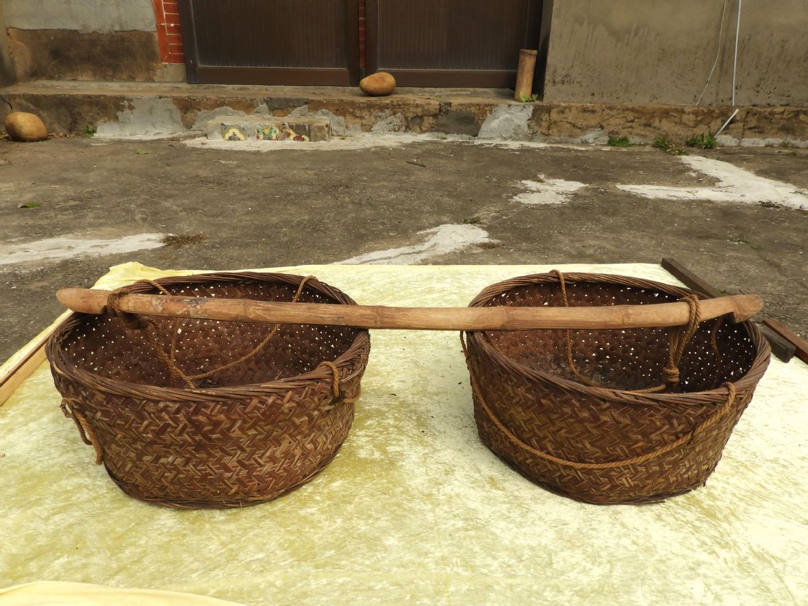 許家早期挑擔到街上賣菜用的竹菜籃（許玉美提供，林鑫咸攝，2024）