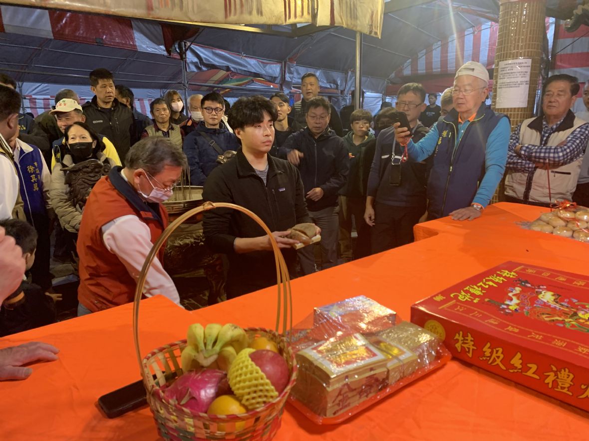 五塊厝五權福德宮-擲筊乞龜（顧志莉攝，2024）