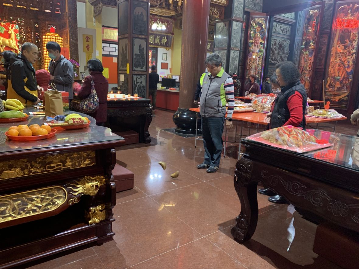 五塊厝五福宮-擲筊乞龜（顧志莉攝，2024）