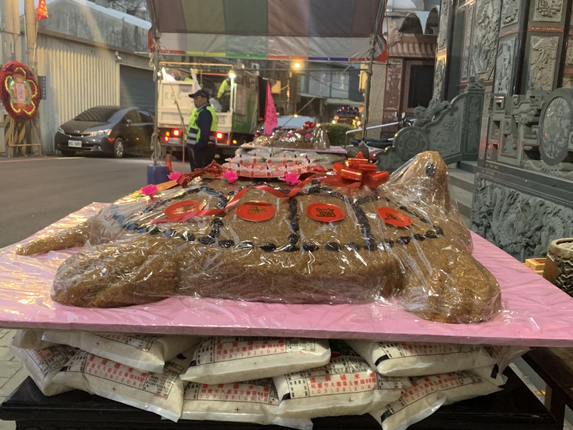 五塊厝五福宮-大龜下用袋裝白米作基座（顧志莉攝，2024）