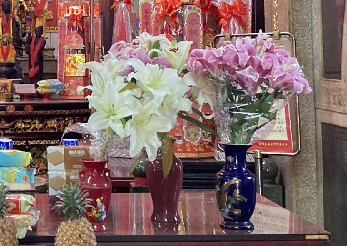 圖3天后宮內的註生娘娘殿前的紅花和白花。（林錫霞攝，20224）