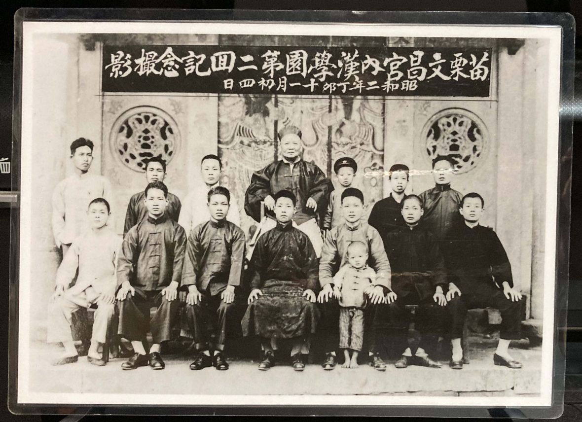 圖5/日治時期士人仍在英才書院舊址教授漢文（後排中為吳紹箕）。（吳美菊提供，2021）