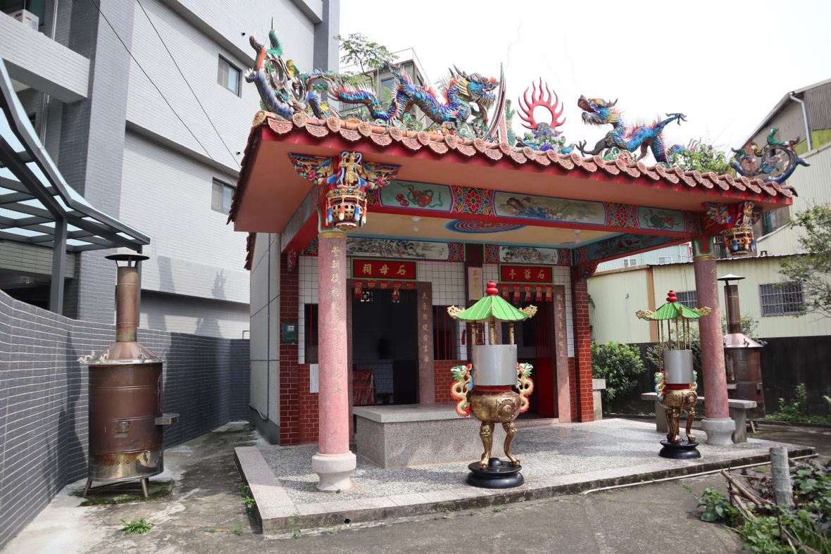 圖2嘉志閣石哀/石爺祠。