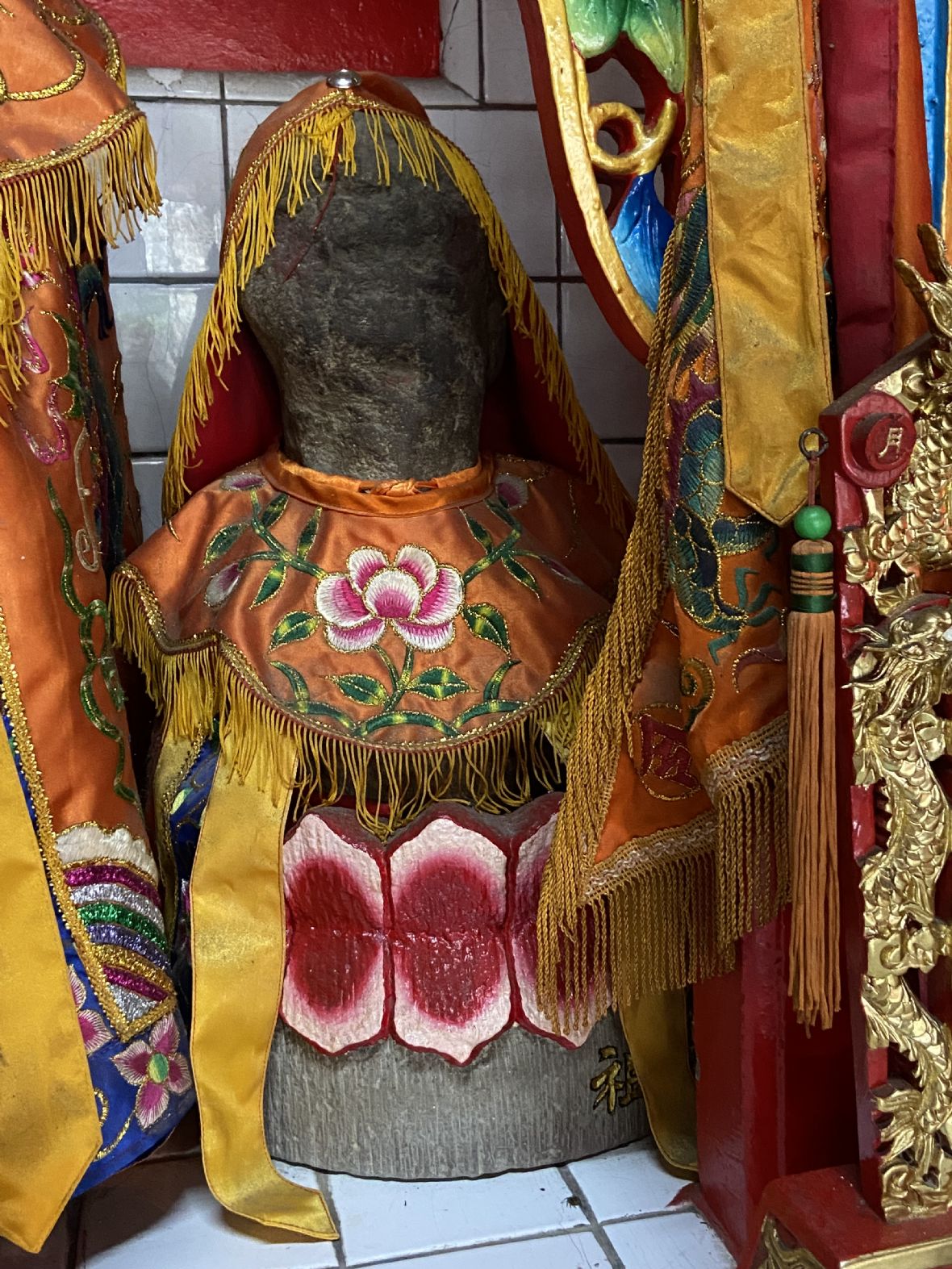 圖4南苗僑育街石哀祠原始人像石神。