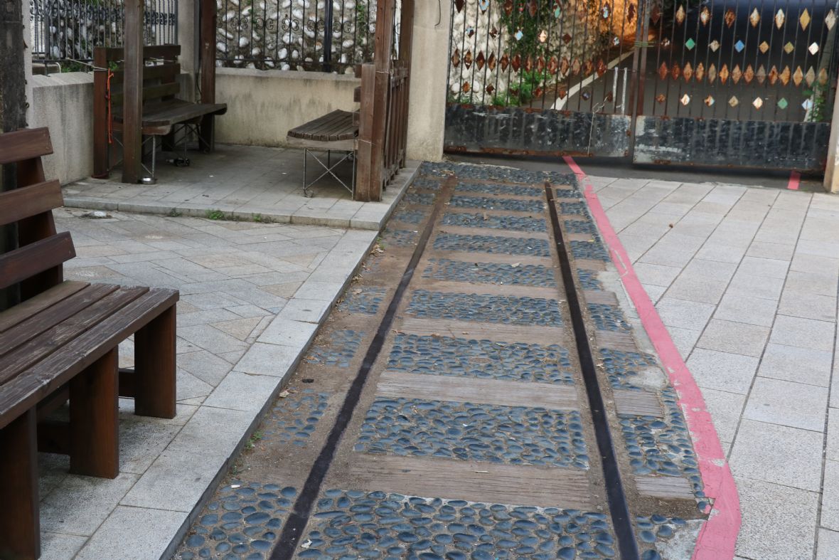 老湖口天主堂前的鐵軌意象裝置