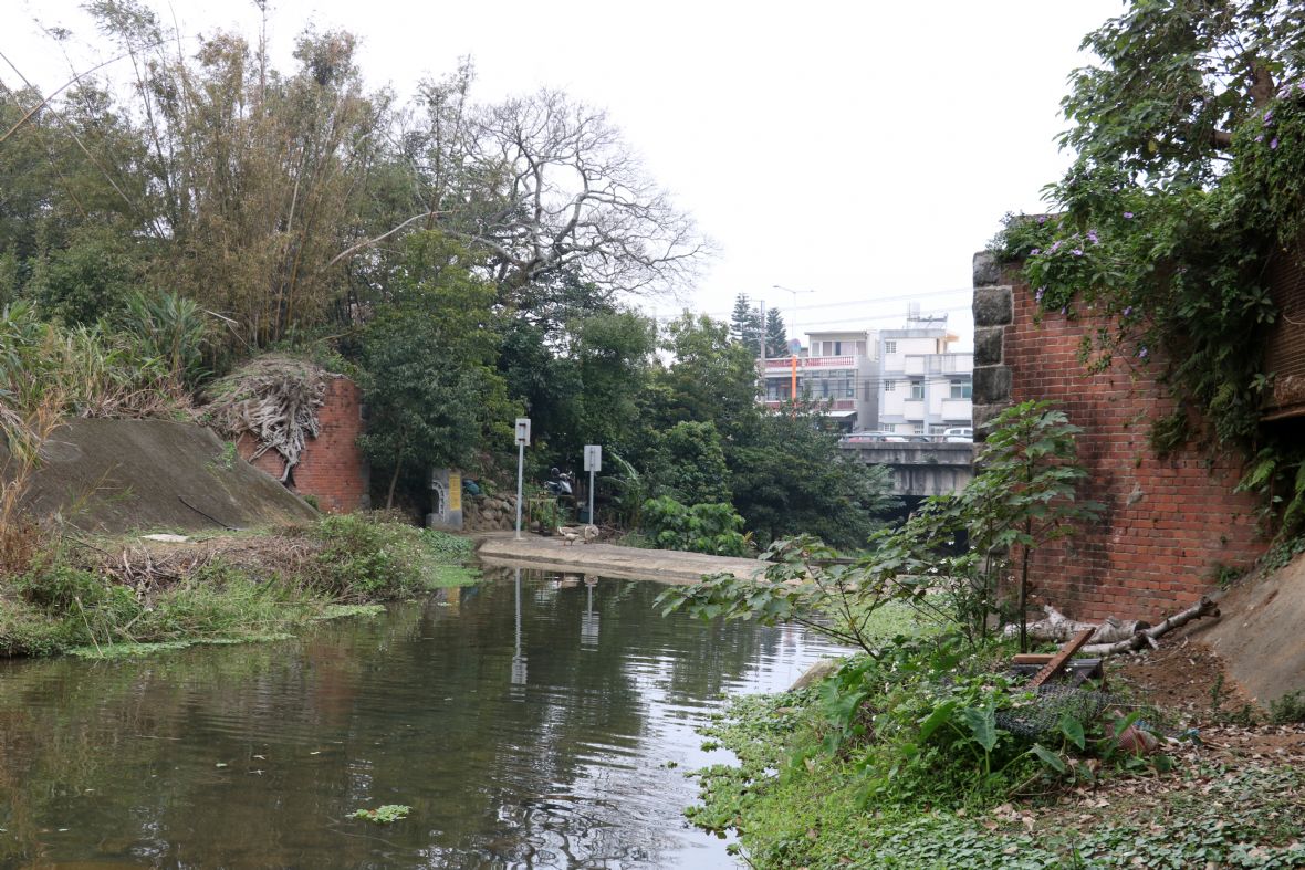 位於糞箕窩溪河床兩側紅磚砌的火車老橋墩