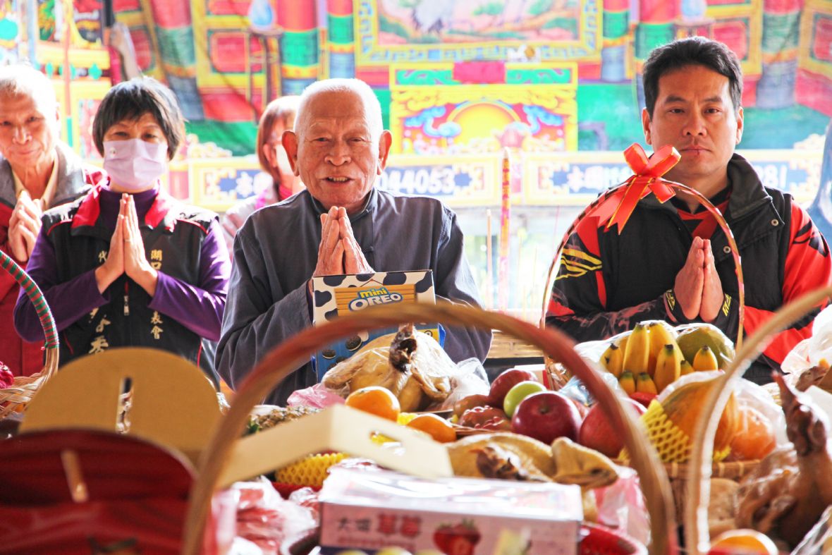 民國113年元旦周廷鑑（圖中間）於王爺壟五福伯公廟請神